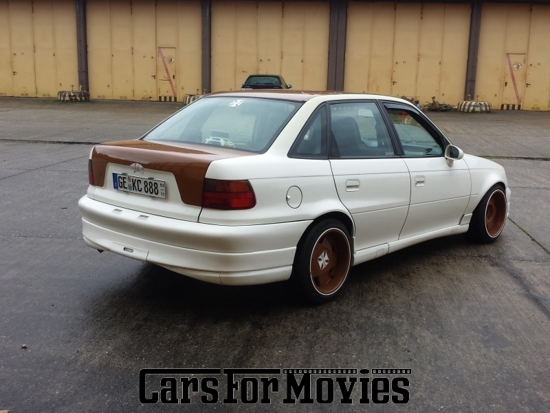CarsForMovies | Opel Astra  1994 Deutschland Weiß Schwarz Zivilfahrzeug Limousine Niedersachsen 3186 Tuning Custom zweifarbig Stufenheck 