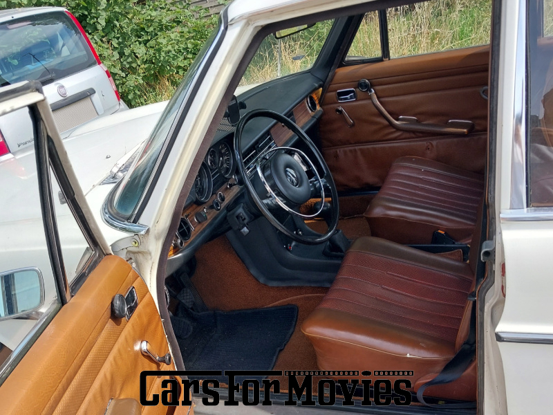 CarsForMovies | Mercedes Benz W114 1971 Deutschland Weiß Braun Zivilfahrzeug Limousine Hamburg 7556 Schiebedach Dachgepäckträger ahk Anhängerkupplung strichacht /8 schlauchboot