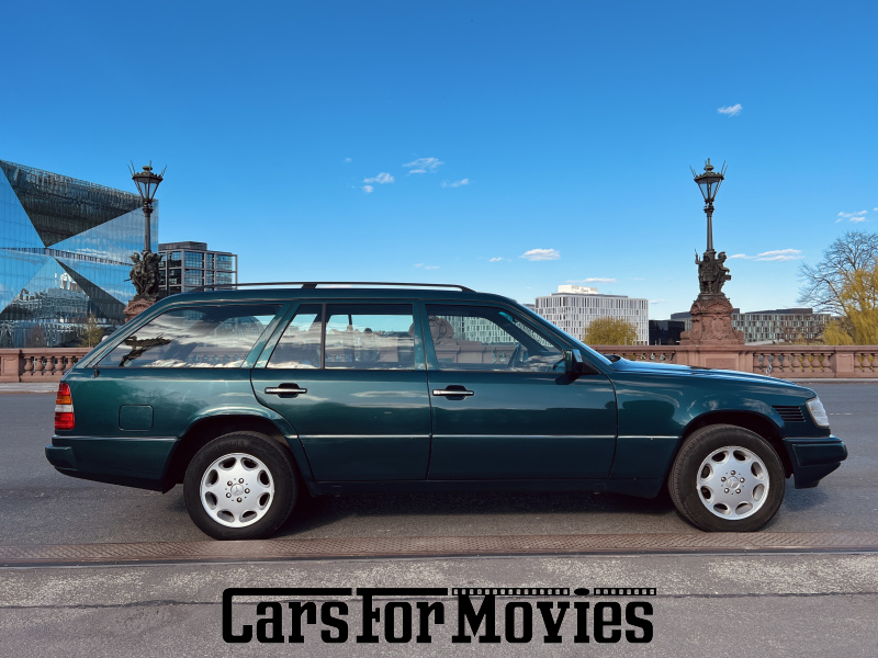 CarsForMovies | Mercedes Benz  W124 T E Klasse 1994 Deutschland Grün Schwarz Zivilfahrzeug Kombi Berlin 7621 Schiebedach leder ahk Anhängerkupplung