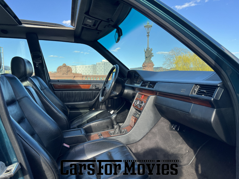 CarsForMovies | Mercedes Benz  W124 T E Klasse 1994 Deutschland Grün Schwarz Zivilfahrzeug Kombi Berlin 7621 Schiebedach leder ahk Anhängerkupplung