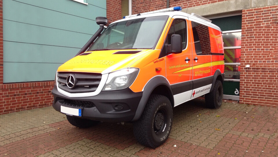 Tatütata, die Polizei ist da! Welcher Krimi, Thriller oder Actionfilm kommt ohne Einsatzfahrzeuge aus Ost und West aus? CarsForMovies versorgt Produktionen mit originalgetreuen Einsatzfahrzeugen, die mit Martinshorn und Blaulicht für realistische Szenen sorgen. Dabei haben wir immer ein automobiles Auge für’s Detail, wenn es um authentische Ausstattung, FahrzeugFolierungen und Zubehör geht. Bei Polizeifahrzeugen aus West und Ost stellen wir sicher, dass die Optik exakt der jeweiligen Dekade entspricht. Ob grün-weißer Mannschaftswagen, Einsatzwagen in silbermetallic-blau oder Lada der Volkspolizei – die Dienstfahrzeuge in unserem CarPool bringen die Polente auf die Straße. Auch US-amerikanische Polizeiautos von Ford, Chevrolet oder Dodge sowie Ladas und Wolgas aus der Sowjetära stehen für internationale Produktionen bereit. Wo die Polizei gebraucht wird, braucht es in der Regel auch einen Krankenwagen sowie Feuerwehrfahrzeuge. Gemäß Ihren Vorgaben stellen wir passende Einsatzwagen-Fuhrparks zusammen und kümmern uns bei Bedarf um kriminaltechnische Requisiten auf vier Rädern. Auch Polizeimotorräder für wilde Verfolgungsjagden haben wir in petto, nur bei Pferden und Reiterstaffeln müssen wir trotz PS-Bezug passen.