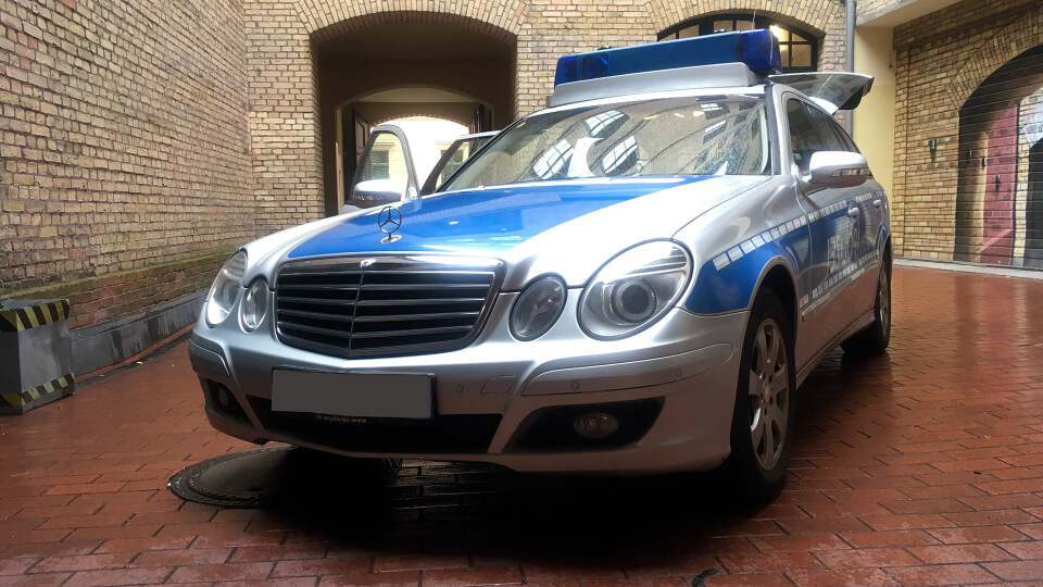 Tatütata, die Polizei ist da! Welcher Krimi, Thriller oder Actionfilm kommt ohne Einsatzfahrzeuge aus Ost und West aus? CarsForMovies versorgt Produktionen mit originalgetreuen Einsatzfahrzeugen, die mit Martinshorn und Blaulicht für realistische Szenen sorgen. Dabei haben wir immer ein automobiles Auge für’s Detail, wenn es um authentische Ausstattung, FahrzeugFolierungen und Zubehör geht. Bei Polizeifahrzeugen aus West und Ost stellen wir sicher, dass die Optik exakt der jeweiligen Dekade entspricht. Ob grün-weißer Mannschaftswagen, Einsatzwagen in silbermetallic-blau oder Lada der Volkspolizei – die Dienstfahrzeuge in unserem CarPool bringen die Polente auf die Straße. Auch US-amerikanische Polizeiautos von Ford, Chevrolet oder Dodge sowie Ladas und Wolgas aus der Sowjetära stehen für internationale Produktionen bereit. Wo die Polizei gebraucht wird, braucht es in der Regel auch einen Krankenwagen sowie Feuerwehrfahrzeuge. Gemäß Ihren Vorgaben stellen wir passende Einsatzwagen-Fuhrparks zusammen und kümmern uns bei Bedarf um kriminaltechnische Requisiten auf vier Rädern. Auch Polizeimotorräder für wilde Verfolgungsjagden haben wir in petto, nur bei Pferden und Reiterstaffeln müssen wir trotz PS-Bezug passen.