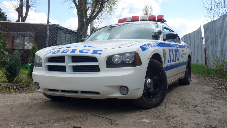 Tatütata, die Polizei ist da! Welcher Krimi, Thriller oder Actionfilm kommt ohne Einsatzfahrzeuge aus Ost und West aus? CarsForMovies versorgt Produktionen mit originalgetreuen Einsatzfahrzeugen, die mit Martinshorn und Blaulicht für realistische Szenen sorgen. Dabei haben wir immer ein automobiles Auge für’s Detail, wenn es um authentische Ausstattung, FahrzeugFolierungen und Zubehör geht. Bei Polizeifahrzeugen aus West und Ost stellen wir sicher, dass die Optik exakt der jeweiligen Dekade entspricht. Ob grün-weißer Mannschaftswagen, Einsatzwagen in silbermetallic-blau oder Lada der Volkspolizei – die Dienstfahrzeuge in unserem CarPool bringen die Polente auf die Straße. Auch US-amerikanische Polizeiautos von Ford, Chevrolet oder Dodge sowie Ladas und Wolgas aus der Sowjetära stehen für internationale Produktionen bereit. Wo die Polizei gebraucht wird, braucht es in der Regel auch einen Krankenwagen sowie Feuerwehrfahrzeuge. Gemäß Ihren Vorgaben stellen wir passende Einsatzwagen-Fuhrparks zusammen und kümmern uns bei Bedarf um kriminaltechnische Requisiten auf vier Rädern. Auch Polizeimotorräder für wilde Verfolgungsjagden haben wir in petto, nur bei Pferden und Reiterstaffeln müssen wir trotz PS-Bezug passen.