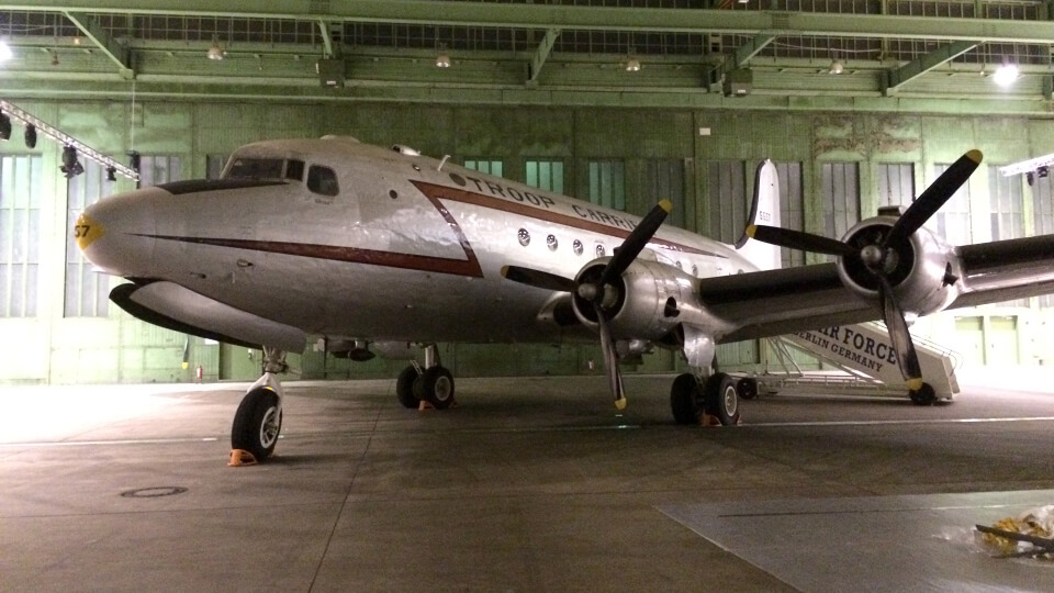 Nur, weil wir CarsForMovies heißen, heißt das noch lange nicht, dass wir uns auf dem Asphalt festtackern lassen. Als filmverrückte Dienstleister fällt alles, was einen Motor, einen Rumpf oder ein Chassis hat, in unseren Aufgabenbereich. Sie benötigen einen Business-Jet für eine Flughafen-Szene, ein Ultraleichtflugzeug für einen Promotion-Rundflug oder einen Hubschrauber für lautstarken Wind am Set? Besorgen wir. Werden Szenen auf dem Wasser oder in einem Hafen gedreht, muss mitunter ein Motorboot, ein Hausboot, eine schnittige Jacht oder ein Segelboot angemietet werden. Sie haben in unserem CarPool nicht das passende Schiff gefunden? Kontaktieren Sie uns einfach. Unsere Niederlassung in Hamburg sitzt quasi direkt an der Quelle, falls Ihre Produktion Kutter, Fischerboote oder Motoryachten für maritime Shots benötigt. Auch wenn es um fotogene Flugzeuge für Filmaufnahmen geht, begibt sich CarsForMovies mit einem weit verzweigtes Netzwerk gerne auf die Suche.