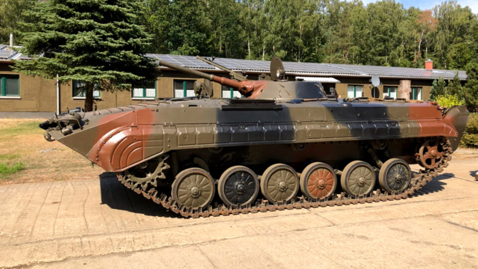 Mitunter geht es beim Film ganz schön martialisch zu. Dann werden russische Panzer, Geländefahrzeuge der Nationalen Volksarmee oder LKWs der Bundeswehr gebraucht, um den Szenen mit militärischer Präzision kriegerische Präsenz zu verleihen. Sie suchen nach originalgetreuen Fahrzeugen aus dem 1. Weltkrieg oder typischen Militärfahrzeugen aus Zeiten des Eisernen Vorhangs? In unserem CarPool stehen Kampfpanzer aus dem Ostblock, klassische US-Militärjeeps und deutsche Motorradgespanne aus dem 2. Weltkrieg einträchtig Gewehr bei Fuß. Dank unserem weit verzweigten Netzwerk aus Sammlern von Militärfahrzeugen aller Art sind wir der perfekte Ansprechpartner, wenn es um die Inszenierung historischer Kriegs-Dokumentationen tschechoslowakischer Truppentransporte oder mit Camouflage getarnter Actionszenen geht. Auch seltenes militärisches Zubehör, authentische Waffenattrappen wie Raketen oder montierbare Maschinengewehre sowie mobile Feldküchen sind als optionale Requisiten verfügbar.