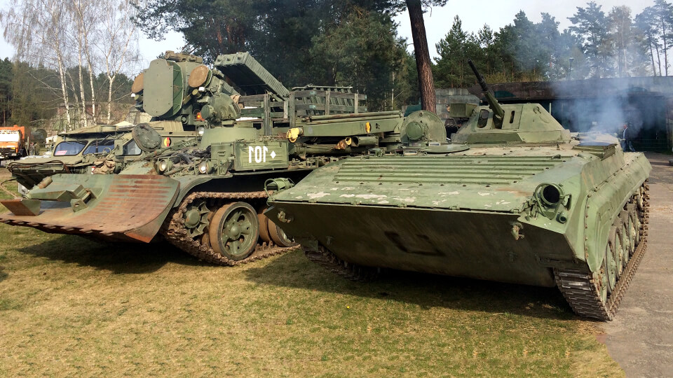 Mitunter geht es beim Film ganz schön martialisch zu. Dann werden russische Panzer, Geländefahrzeuge der Nationalen Volksarmee oder LKWs der Bundeswehr gebraucht, um den Szenen mit militärischer Präzision kriegerische Präsenz zu verleihen. Sie suchen nach originalgetreuen Fahrzeugen aus dem 1. Weltkrieg oder typischen Militärfahrzeugen aus Zeiten des Eisernen Vorhangs? In unserem CarPool stehen Kampfpanzer aus dem Ostblock, klassische US-Militärjeeps und deutsche Motorradgespanne aus dem 2. Weltkrieg einträchtig Gewehr bei Fuß. Dank unserem weit verzweigten Netzwerk aus Sammlern von Militärfahrzeugen aller Art sind wir der perfekte Ansprechpartner, wenn es um die Inszenierung historischer Kriegs-Dokumentationen tschechoslowakischer Truppentransporte oder mit Camouflage getarnter Actionszenen geht. Auch seltenes militärisches Zubehör, authentische Waffenattrappen wie Raketen oder montierbare Maschinengewehre sowie mobile Feldküchen sind als optionale Requisiten verfügbar.