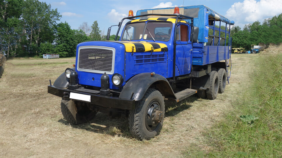 Ein Spielfilm ohne Nutzfahrzeuge? Hört sich fast schon surreal an. Früher oder später fährt ein Taxi vor, ein Darsteller steigt aus einem dem Linienbus oder ein Leichenwagen fährt vor, um das Mordopfer abzuholen. Bei CarsForMovies finden Sie 11 unterschiedlichen Kategorien von Nutzfahrzeugen, mit denen Sie die Vorgaben im Drehbuch in die Tat umsetzen. Sie benötigen einen individuellen Verkaufswagen, einen klassischen Imbiss oder grobes Gerät wie Traktoren, Bagger oder LKWs? Im CarPool werden Sie garantiert fündig. Darüber hinaus erwartet Sie in unserem automobilen Portfolio eine reichhaltige Auswahl an Spezialfahrzeugen, Unikaten sowie Promotionfahrzeugen, die bei Events, Roadshows und Messen als Publikumsmagnet eingesetzt werden können. Von A wie Anhänger bis Z wie Zugmaschine ist alles dabei – falls Sie das passende Nutzfahrzeug für Ihren Zweck nicht finden, finden wir es für Sie.