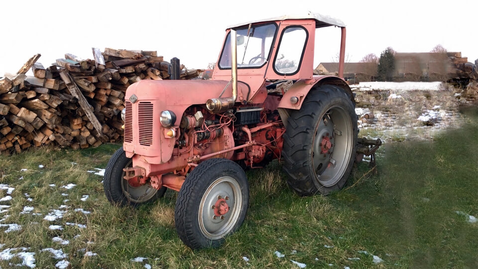 Ein Spielfilm ohne Nutzfahrzeuge? Hört sich fast schon surreal an. Früher oder später fährt ein Taxi vor, ein Darsteller steigt aus einem dem Linienbus oder ein Leichenwagen fährt vor, um das Mordopfer abzuholen. Bei CarsForMovies finden Sie 11 unterschiedlichen Kategorien von Nutzfahrzeugen, mit denen Sie die Vorgaben im Drehbuch in die Tat umsetzen. Sie benötigen einen individuellen Verkaufswagen, einen klassischen Imbiss oder grobes Gerät wie Traktoren, Bagger oder LKWs? Im CarPool werden Sie garantiert fündig. Darüber hinaus erwartet Sie in unserem automobilen Portfolio eine reichhaltige Auswahl an Spezialfahrzeugen, Unikaten sowie Promotionfahrzeugen, die bei Events, Roadshows und Messen als Publikumsmagnet eingesetzt werden können. Von A wie Anhänger bis Z wie Zugmaschine ist alles dabei – falls Sie das passende Nutzfahrzeug für Ihren Zweck nicht finden, finden wir es für Sie.