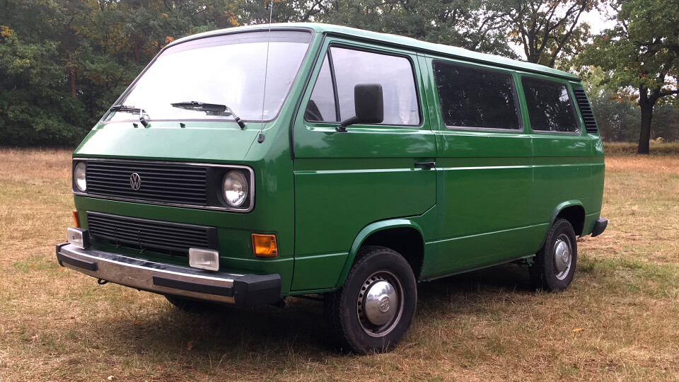 Ein Spielfilm ohne Nutzfahrzeuge? Hört sich fast schon surreal an. Früher oder später fährt ein Taxi vor, ein Darsteller steigt aus einem dem Linienbus oder ein Leichenwagen fährt vor, um das Mordopfer abzuholen. Bei CarsForMovies finden Sie 11 unterschiedlichen Kategorien von Nutzfahrzeugen, mit denen Sie die Vorgaben im Drehbuch in die Tat umsetzen. Sie benötigen einen individuellen Verkaufswagen, einen klassischen Imbiss oder grobes Gerät wie Traktoren, Bagger oder LKWs? Im CarPool werden Sie garantiert fündig. Darüber hinaus erwartet Sie in unserem automobilen Portfolio eine reichhaltige Auswahl an Spezialfahrzeugen, Unikaten sowie Promotionfahrzeugen, die bei Events, Roadshows und Messen als Publikumsmagnet eingesetzt werden können. Von A wie Anhänger bis Z wie Zugmaschine ist alles dabei – falls Sie das passende Nutzfahrzeug für Ihren Zweck nicht finden, finden wir es für Sie.