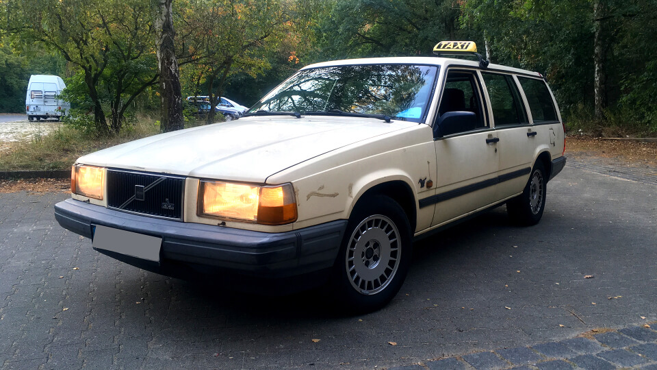 Ein Spielfilm ohne Nutzfahrzeuge? Hört sich fast schon surreal an. Früher oder später fährt ein Taxi vor, ein Darsteller steigt aus einem dem Linienbus oder ein Leichenwagen fährt vor, um das Mordopfer abzuholen. Bei CarsForMovies finden Sie 11 unterschiedlichen Kategorien von Nutzfahrzeugen, mit denen Sie die Vorgaben im Drehbuch in die Tat umsetzen. Sie benötigen einen individuellen Verkaufswagen, einen klassischen Imbiss oder grobes Gerät wie Traktoren, Bagger oder LKWs? Im CarPool werden Sie garantiert fündig. Darüber hinaus erwartet Sie in unserem automobilen Portfolio eine reichhaltige Auswahl an Spezialfahrzeugen, Unikaten sowie Promotionfahrzeugen, die bei Events, Roadshows und Messen als Publikumsmagnet eingesetzt werden können. Von A wie Anhänger bis Z wie Zugmaschine ist alles dabei – falls Sie das passende Nutzfahrzeug für Ihren Zweck nicht finden, finden wir es für Sie.