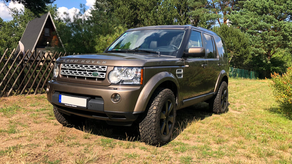 Mit über 3.200 Einträgen und sage und schreibe 6 unterschiedlichen Kategorien verfügt CarsForMovies über ein wahres Füllhorn farbenfroher Zivilfahrzeuge. Damit präsentiert sich unser CarPool als digitales Lexikon automobiler Geschichte. Neben historischen Oldtimern, exklusiven Sportwagen und schnittigen Limousinen aus allen Epochen stehen amerikanische Muscle Cars, voll ausgestattete Wohnmobile und zeitgenössische Alltagsfahrzeuge für Film- und Fernsehaufnahmen bereit. Und wie Ralf Richter in der deutschen Kult-Komödie „Bang Boom Bang“ bereits treffend festgestellt hat: Vielleicht benötigt man ja auch mal einen Kleinbus! Wir haben aber auch aus Blech geformte Babys zum Liebhaben da. Zum Beispiel klassische Mercedes-Coupes, knuffige VW-Käfer aus den Swinging Fifties oder protzige Pick-ups, die mit Hochglanz oder Patina für epochengerechte Effekte sorgen.