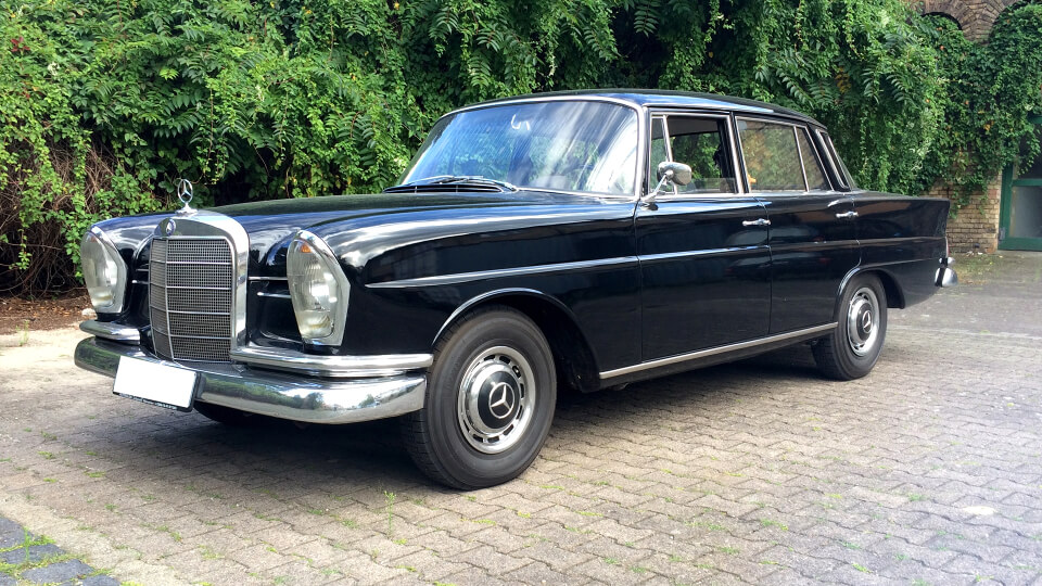 Mit über 3.200 Einträgen und sage und schreibe 6 unterschiedlichen Kategorien verfügt CarsForMovies über ein wahres Füllhorn farbenfroher Zivilfahrzeuge. Damit präsentiert sich unser CarPool als digitales Lexikon automobiler Geschichte. Neben historischen Oldtimern, exklusiven Sportwagen und schnittigen Limousinen aus allen Epochen stehen amerikanische Muscle Cars, voll ausgestattete Wohnmobile und zeitgenössische Alltagsfahrzeuge für Film- und Fernsehaufnahmen bereit. Und wie Ralf Richter in der deutschen Kult-Komödie „Bang Boom Bang“ bereits treffend festgestellt hat: Vielleicht benötigt man ja auch mal einen Kleinbus! Wir haben aber auch aus Blech geformte Babys zum Liebhaben da. Zum Beispiel klassische Mercedes-Coupes, knuffige VW-Käfer aus den Swinging Fifties oder protzige Pick-ups, die mit Hochglanz oder Patina für epochengerechte Effekte sorgen.