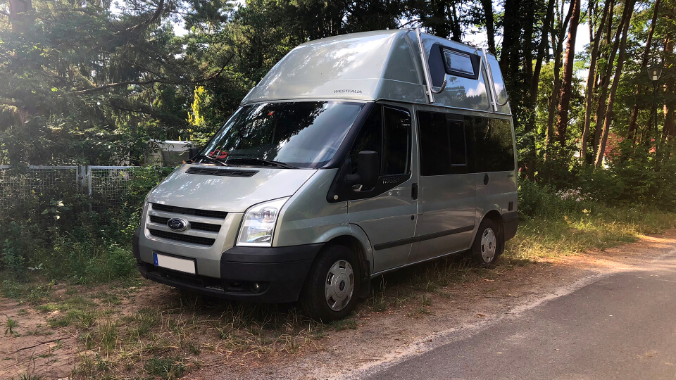 Mit über 3.200 Einträgen und sage und schreibe 6 unterschiedlichen Kategorien verfügt CarsForMovies über ein wahres Füllhorn farbenfroher Zivilfahrzeuge. Damit präsentiert sich unser CarPool als digitales Lexikon automobiler Geschichte. Neben historischen Oldtimern, exklusiven Sportwagen und schnittigen Limousinen aus allen Epochen stehen amerikanische Muscle Cars, voll ausgestattete Wohnmobile und zeitgenössische Alltagsfahrzeuge für Film- und Fernsehaufnahmen bereit. Und wie Ralf Richter in der deutschen Kult-Komödie „Bang Boom Bang“ bereits treffend festgestellt hat: Vielleicht benötigt man ja auch mal einen Kleinbus! Wir haben aber auch aus Blech geformte Babys zum Liebhaben da. Zum Beispiel klassische Mercedes-Coupes, knuffige VW-Käfer aus den Swinging Fifties oder protzige Pick-ups, die mit Hochglanz oder Patina für epochengerechte Effekte sorgen.